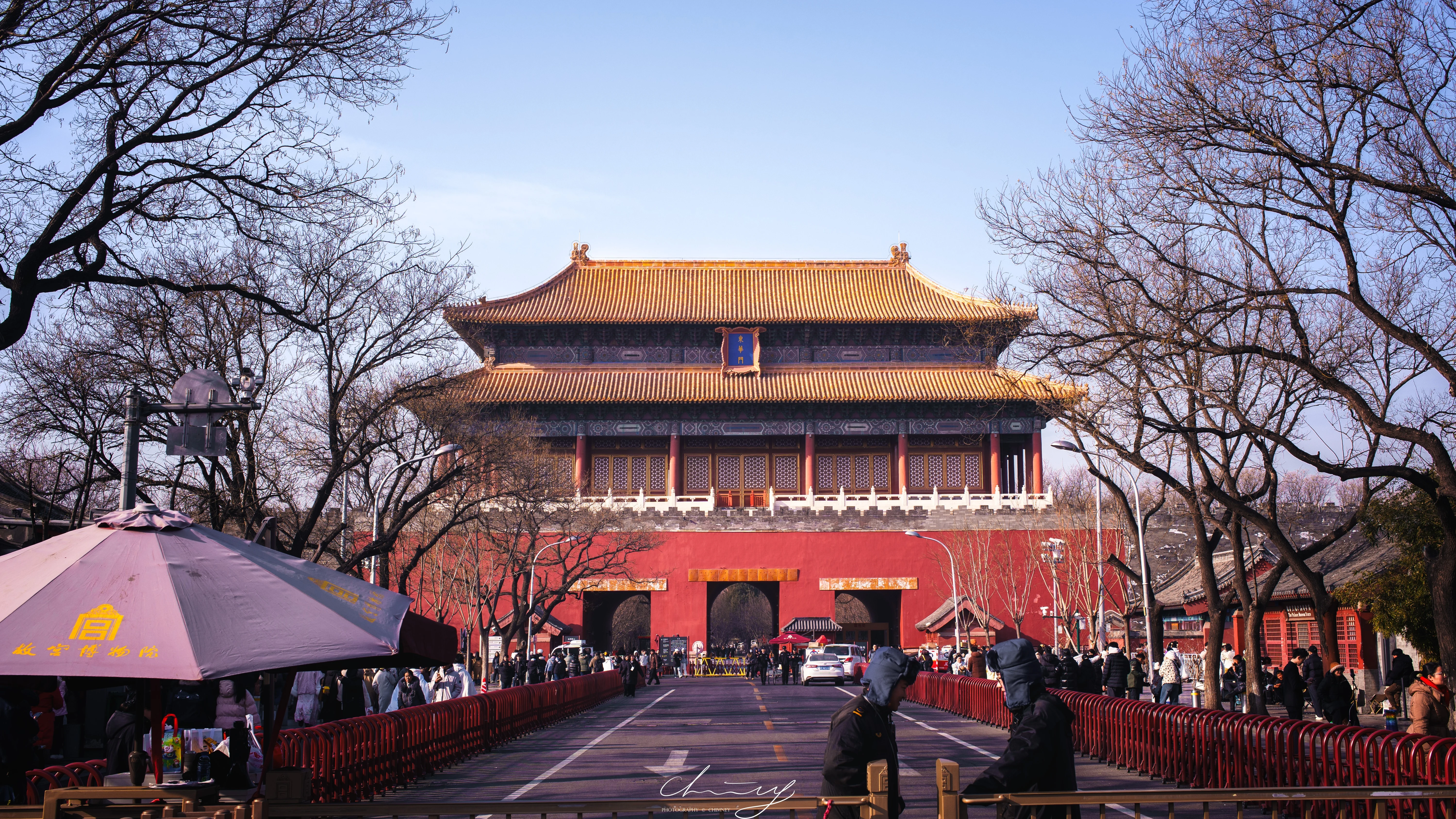 宫门外，伞下热闹是人间