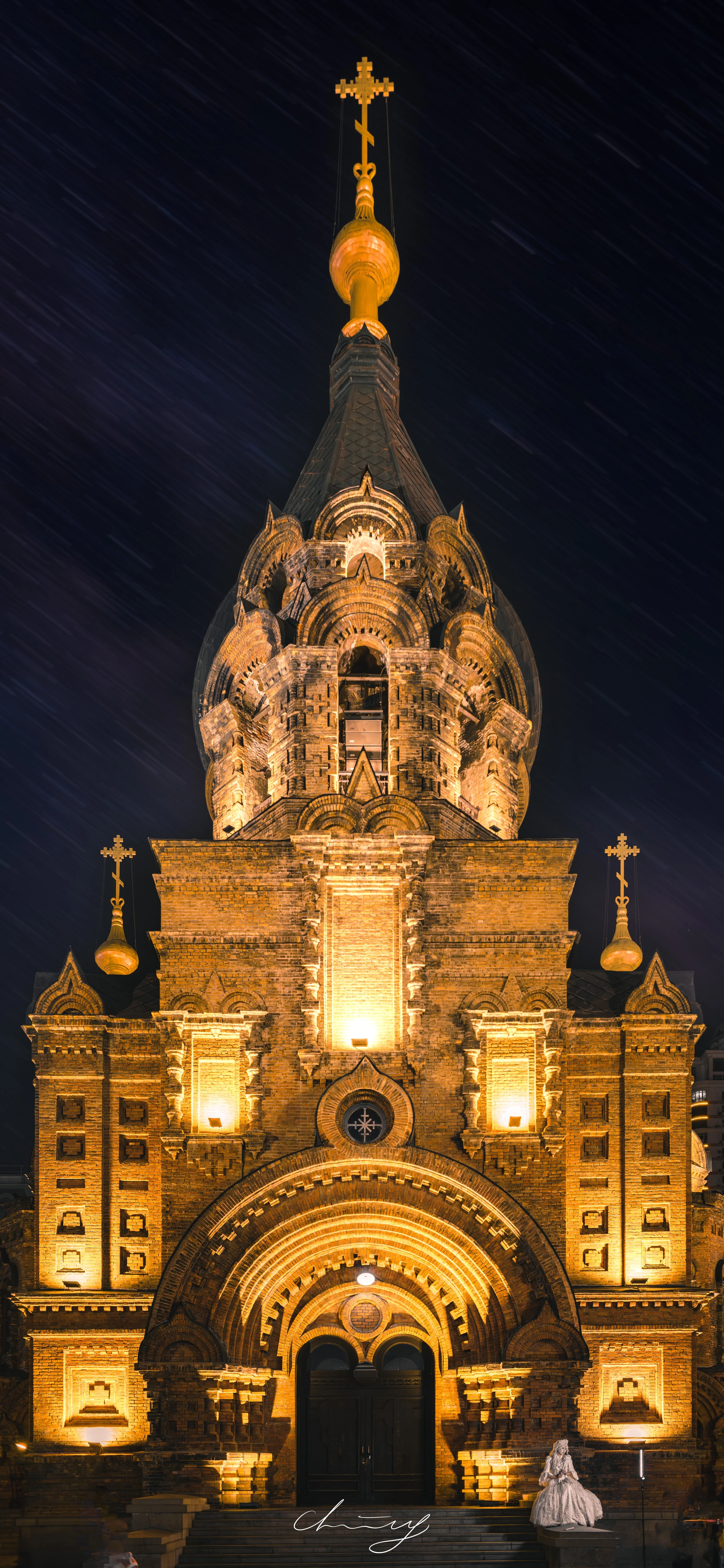 夜里的教堂，把白天的喧哗关在门外
