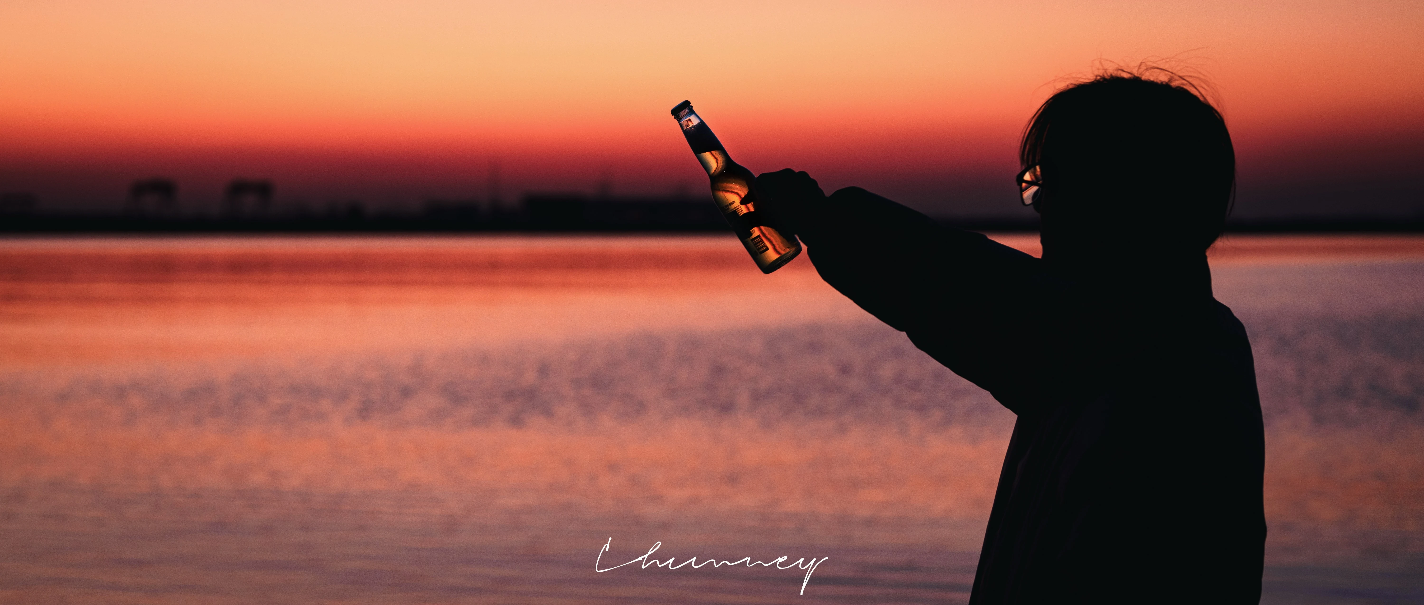 海边的人影，被夕阳借走了轮廓