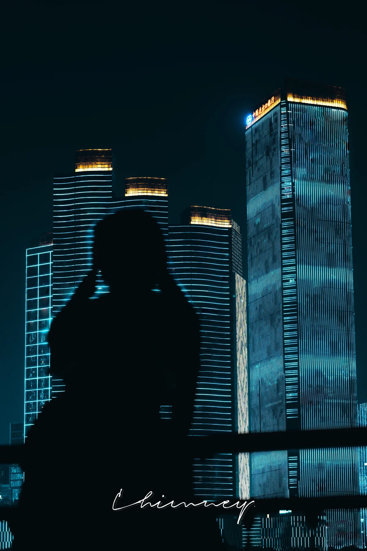 夜幕、少女与高楼