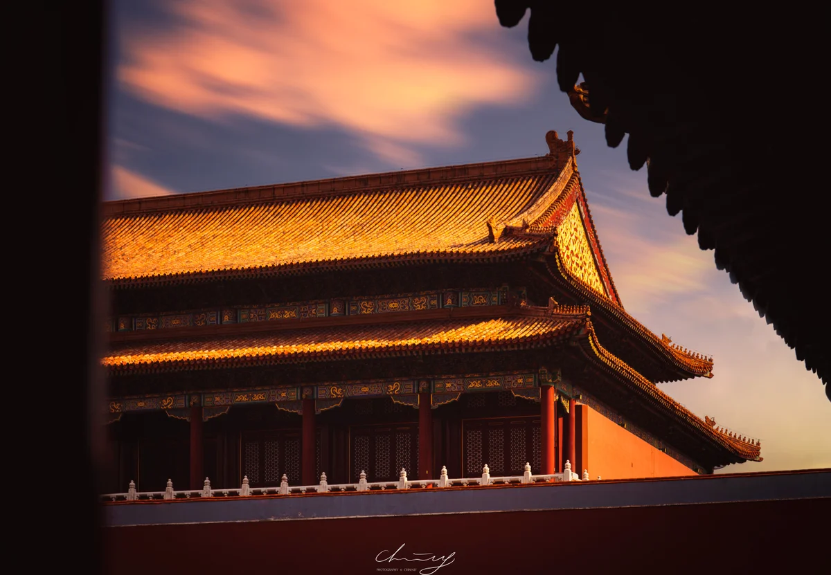 檐角接住最后一段光
